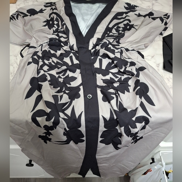 Elegant Black and Gray Floral Dress - Picture 3 of 7